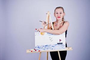 mooie vrouw kunstenaar schilder met borstels en olie canvas poseren in studio geïsoleerd op wit. foto