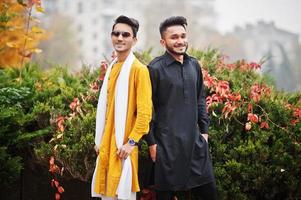 twee Indiase stijlvolle mans vrienden in traditionele kleding poseerden buiten. foto