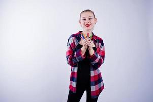 mooie vrouw kunstenaar schilder met borstels poseren in studio geïsoleerd op wit. foto