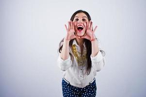 portret van een jonge vrouw in blouse en blauwe broek schreeuwen. foto