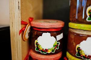 glazen potten met verschillende soorten jam en bessen van een supermarkt of supermarkt. zelfgemaakte conservenproducten. gemaakt met liefde. foto