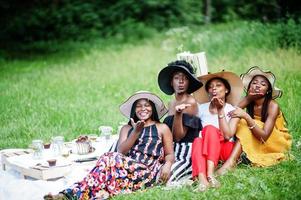 groep afro-amerikaanse meisjes vieren verjaardagsfeestje buiten met decor. foto
