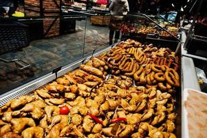 verschillende soorten vlees op de schappen van de supermarkt te koop. foto