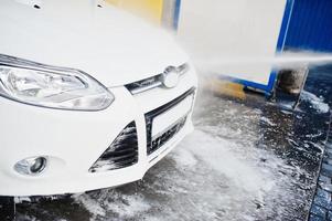 wassen van wit transport op autowasserette. foto