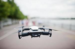drone quad copter vliegen met digitale camera. foto