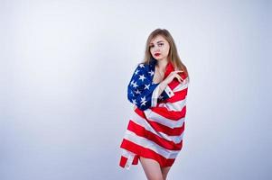 schattig meisje met de Amerikaanse vlag van de VS geïsoleerd op een witte achtergrond. foto