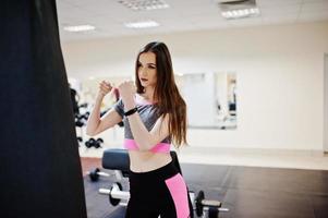 jonge brunette sexy slank meisje training op sportschool. foto