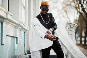 chique knappe Afro-Amerikaanse man in wit pak en zwart shirt. foto