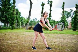 mooie sport vrouw tennisser met racket in sportkleding kostuum. foto