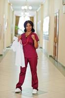 professionele Afrikaanse vrouwelijke arts in het ziekenhuis. medische gezondheidszorg en doktersdienst van afrika. foto