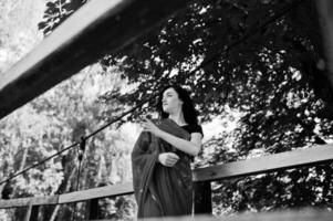 portret van mooie Indiase brumette meisje of hindoe vrouw model op brug. traditionele Indiase kostuum lehenga choli. foto