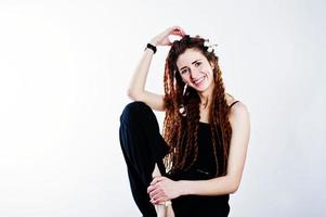 studio shoot van meisje in het zwart met dreadlocks op een witte achtergrond. foto