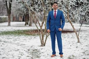 elegante Indiase modieuze man model op pak gesteld op winterdag. foto