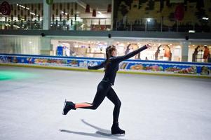 kunstschaatsster vrouw op ijsbaan. foto