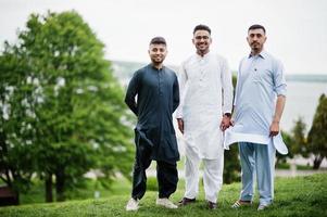 groep pakistaanse man met traditionele kleding salwar kameez of kurta. foto