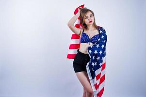 schattig meisje in beha en korte broek met Amerikaanse vlag geïsoleerd op een witte achtergrond. foto