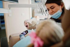 babymeisje bij tandartsstoel. kinderen tandheelkundige. foto