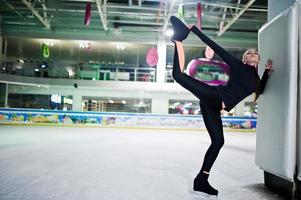 kunstschaatsster vrouw op ijsbaan. foto