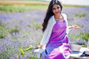 mooi indiaans meisje draagt saree india traditionele kleding in paars lavendelveld. foto