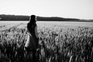 teder indisch meisje in saree, met paarse lippen make-up geposeerd op het veld bij zonsondergang. modieus Indiaas model. foto