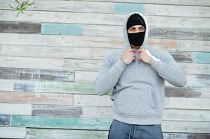 portret sport arabische man met zwart medisch gezichtsmasker en hoodie tijdens quarantaine van het coronavirus. foto