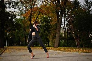 een lange langbenige jonge mooie en elegante model vrouw op formele slijtage gesteld op herfst achtergrond. foto