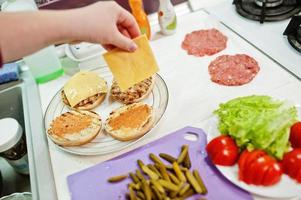 koken in de keuken foto