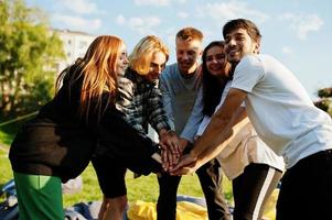 jonge multi-etnische groep mensen in openluchtbioscoop. foto