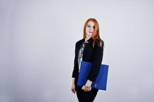 portret van een roodharige zakenvrouw met een gestreepte blouse en een jas met een blauwe map. foto