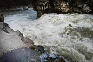 ongelooflijke en stormachtige rivier de prut in de karpaten, jaremcze resort, oekraïne, europa. foto