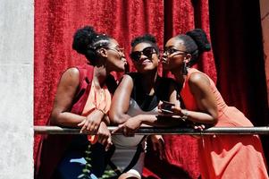 drie stijlvolle Afro-Amerikaanse dames poseerden op zonnige zomerdag buiten. foto