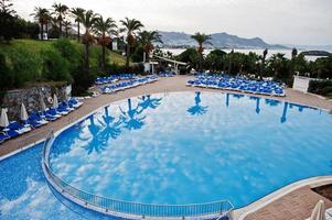 zwembad in de ochtend in het mediterrane zomerresorthotel in turkije, bodrum.