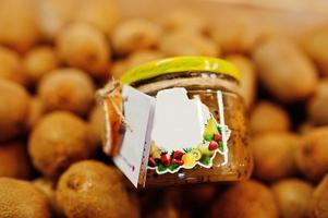 zelfgemaakte pot met kiwi op het schap van een supermarkt of kruidenierswinkel. gemaakt met liefde. foto