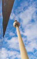 Berlijnse tv-toren met blauwe lucht foto