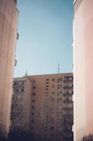 zicht tussen gebouwen van een flatgebouw foto