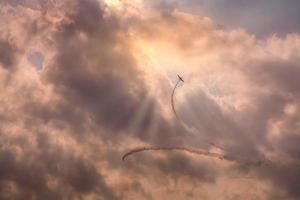 twee vliegtuigen die kunstvliegen uitvoeren met wolken foto