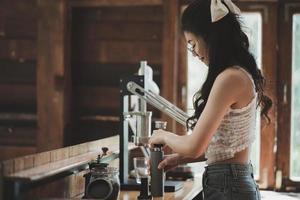 barista café koffie maken met handmatige hendel espressomachine voorbereiding serviceconcept in restaurant. close-up handbarista die verse koffie maakt met een koffiezetapparaat in het café. verse koffie zetten. foto