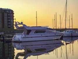 bremerhaven bremen duitsland 2011 stadsgezicht zonsondergang kust boten en dijk panorama bremerhaven duitsland. foto