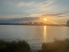 zonsondergang over het meer. panorama van prachtige zonsondergang foto