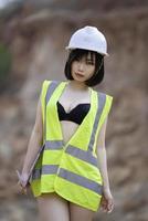 portret van aziatische sexy vrouw draag ingenieurskostuum op de rotsberg, mensen in thailand