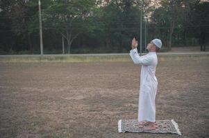 aziatische islam man gebed, jonge moslim bidden, ramadan festival concept foto