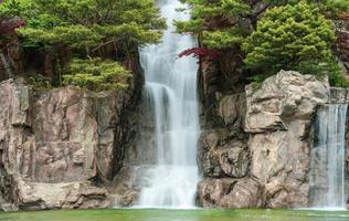 waterval in anyang bunkan park, korea foto
