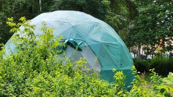 grote groene koepel geodetische tent voor kamperen. toeristisch concept foto