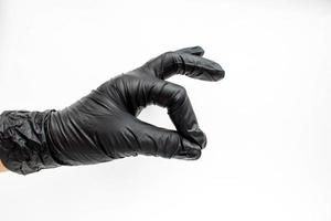 hand in zwarte handschoenen, bescherming. het concept van reinheid foto