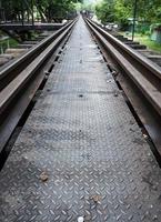 close-up van de metalen weg op de oude spoorbrug. foto