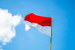 Indonesische vlag met hemelachtergrond foto