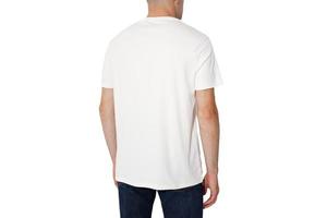 t-shirt op een man, geïsoleerd op een witte achtergrond, kopieer de ruimte foto