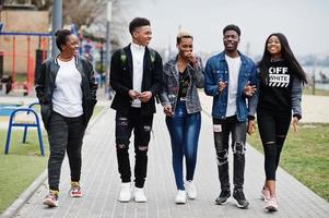 jonge millennials afrikaanse vrienden wandelen in de stad. gelukkige zwarte mensen die samen plezier hebben. generatie z vriendschapsconcept. foto