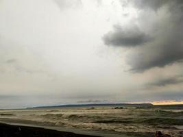 strand de zon is ondergegaan oceaan ontspanning foto