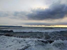 strand de zon is ondergegaan oceaan ontspanning foto